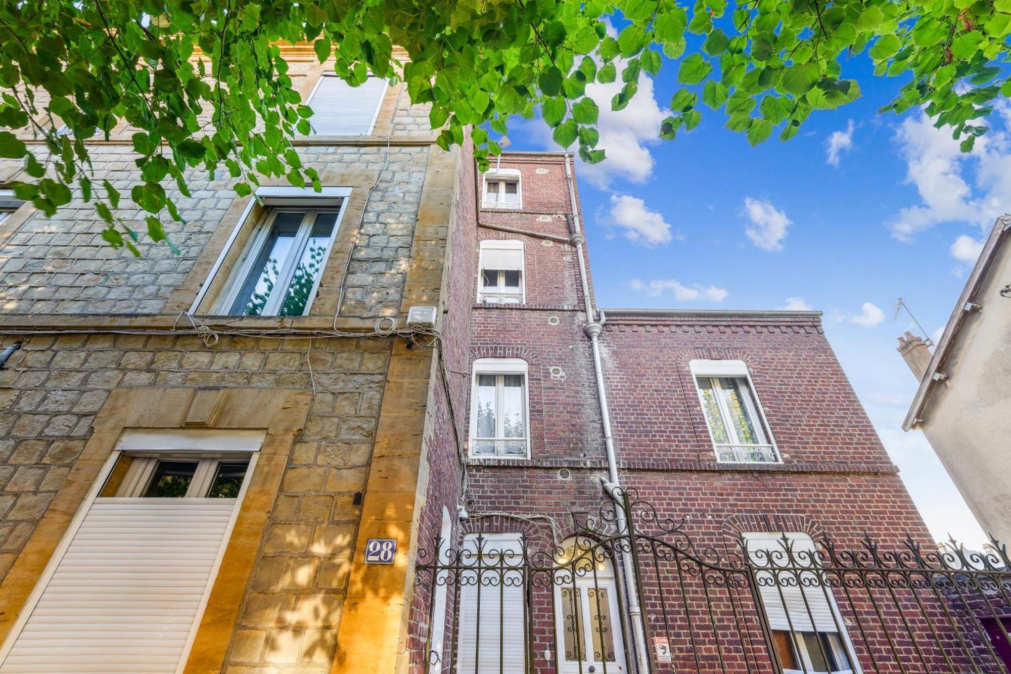 Budget Appart Avec Parking Au Centre-Ville Шарлевиль-Мезьер Экстерьер фото